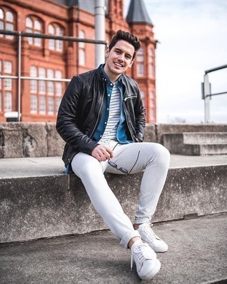 Как носить темно-серые брюки чинос с черным кожаным бомбером