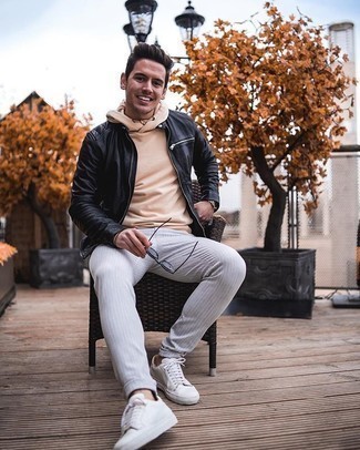 Как носить темно-серые брюки чинос с черным кожаным бомбером