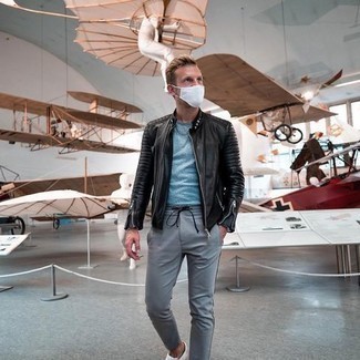 Как носить темно-серые брюки чинос с черным кожаным бомбером