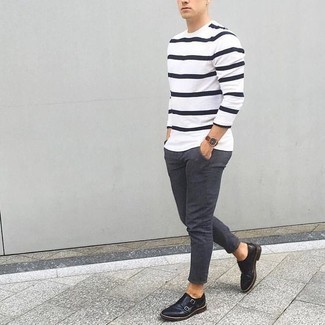 Как носить темно-серые брюки чинос с черными кожаными монками с двумя ремешками