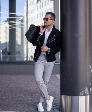 Как носить темно-серые брюки чинос с черной замшевой косухой