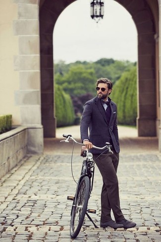 Как носить темно-серые брюки чинос с синим пиджаком