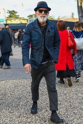 Как носить темно-серые брюки чинос с синим пиджаком