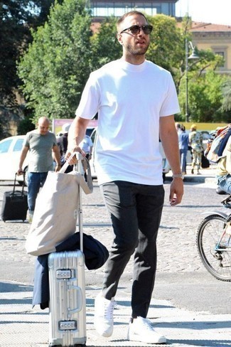 Как носить темно-серые брюки чинос с синим пиджаком