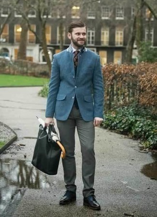 Как носить темно-серые брюки чинос с синим пиджаком