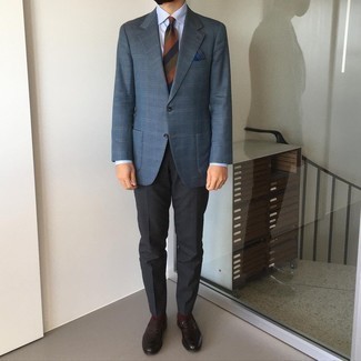 Как носить темно-серые брюки чинос с синим пиджаком