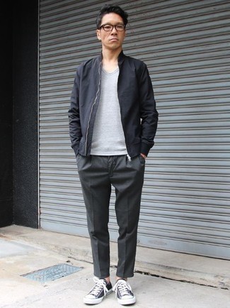 Какие бомберы носить с темно-серыми брюками чинос