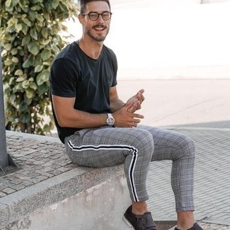 Как носить темно-серые брюки чинос с коричневыми кожаными монками