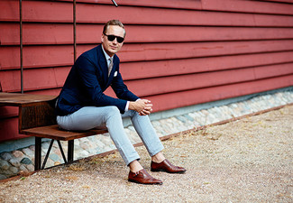 Как носить темно-серые брюки чинос с коричневыми кожаными монками