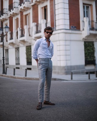 Как носить темно-серые брюки чинос с коричневыми кожаными монками