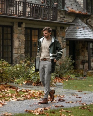 Какие вязаные свитера носить с темно-серыми брюками чинос