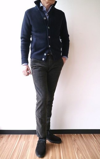 Какие кардиганы носить с темно-серыми брюками чинос