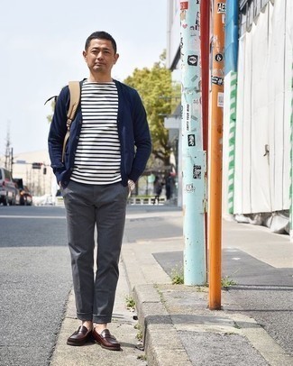 Какие кардиганы носить с темно-серыми брюками чинос