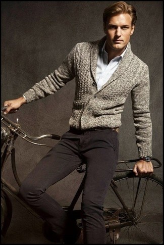 Какие кардиганы носить с темно-серыми брюками чинос