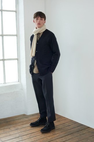 Какие кардиганы носить с темно-серыми брюками чинос