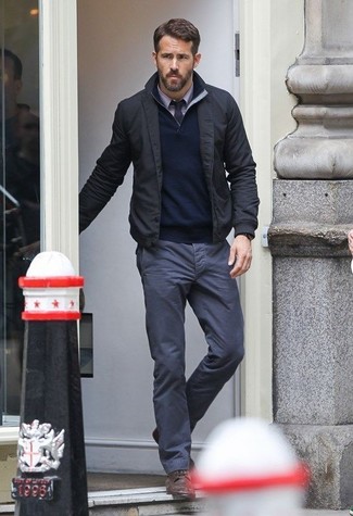 Какие ботинки дезерты носить с темно-серыми брюками чинос