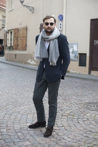 Какие ботинки дезерты носить с темно-серыми брюками чинос