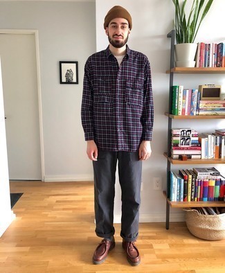 Какие ботинки дезерты носить с темно-серыми брюками чинос