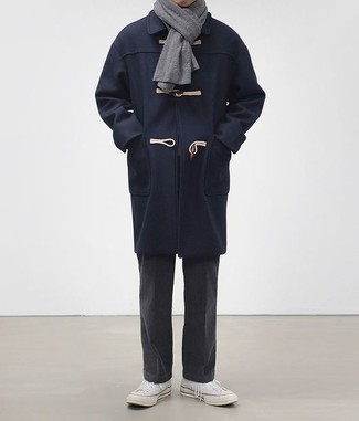 Какие дафлкоты носить с темно-серыми брюками чинос