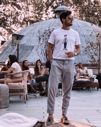 Какие эспадрильи носить с темно-серыми брюками чинос