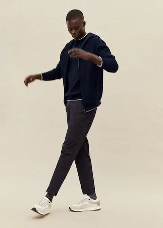 Какой худи носить с темно-серыми брюками чинос