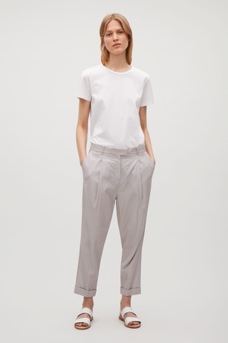 С чем носить темно-серые брюки чинос женщине