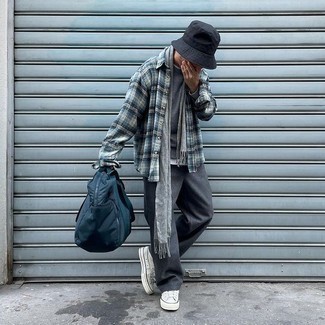 Какие низкие кеды носить с темно-серыми брюками чинос