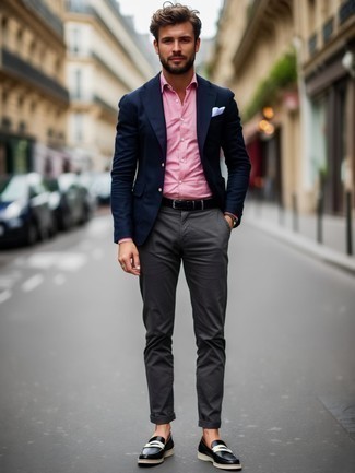 Как носить темно-серые брюки чинос с темно-синим пиджаком