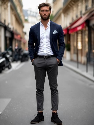 Как носить темно-серые брюки чинос с темно-синим пиджаком