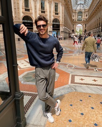 Какие свитшоты носить с темно-серыми брюками чинос