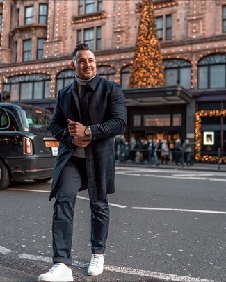 Какие водолазки носить с темно-серыми брюками чинос