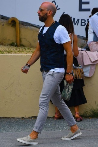 Какие жилеты носить с темно-серыми брюками чинос