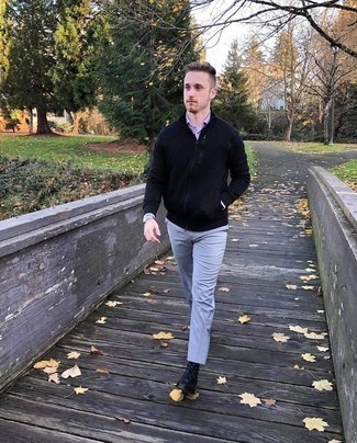 Какие свитера на молнии носить с темно-серыми брюками чинос