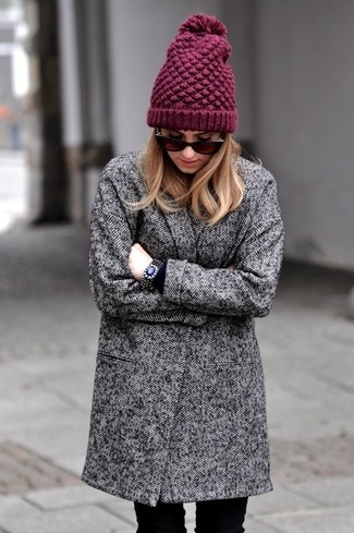 Как носить темно-серое пальто с черными джинсами женщине