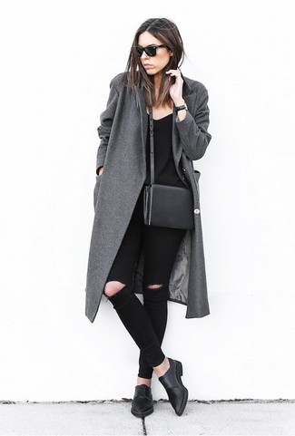 Как носить темно-серое пальто с черными джинсами женщине