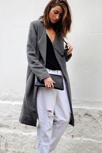 Какие джинсы-бойфренды носить с темно-серым пальто