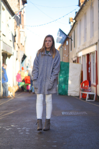 Как носить темно-серое пальто с темно-серыми кожаными ботильонами