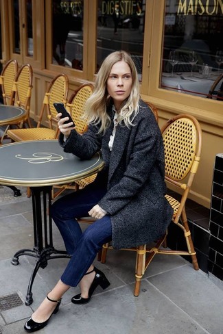 Какие джинсы носить с темно-серым пальто женщине