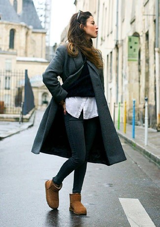 Какие джинсы носить с темно-серым пальто женщине