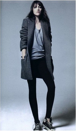 Какие низкие кеды носить с темно-серым пальто женщине