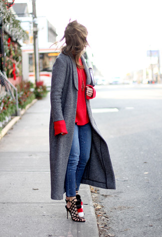 Как носить темно-серое пальто с темно-синими джинсами женщине