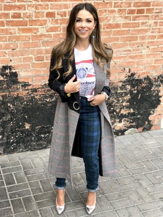 Как носить темно-серое пальто с серебряными кожаными туфлями