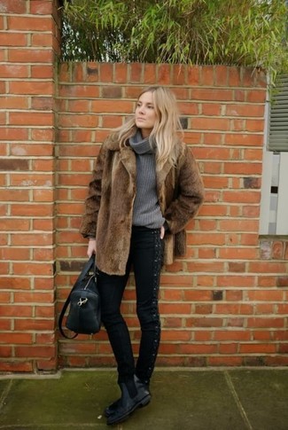 Какие джинсы носить с темно-серым свитером с хомутом женщине