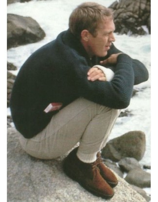 С чем носить темно-серый свитер с хомутом мужчине