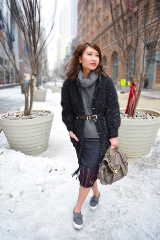 С чем носить темно-серый свитер с хомутом женщине