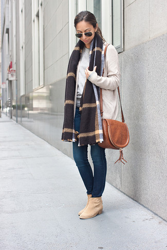 Какие ботильоны носить с темно-серым свитером с круглым вырезом