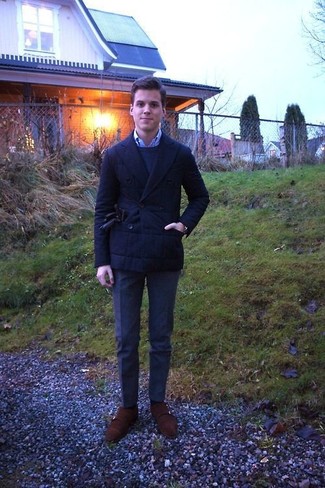 Какие пиджаки носить с темно-серым свитером с круглым вырезом мужчине