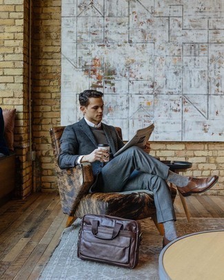 Какие пиджаки носить с темно-серым свитером с круглым вырезом мужчине