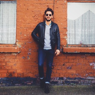 Какие бомберы носить с темно-серым свитером с круглым вырезом мужчине