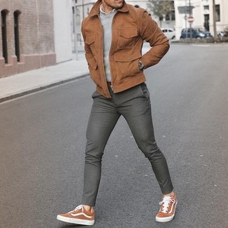 Какие бомберы носить с темно-серым свитером с круглым вырезом мужчине